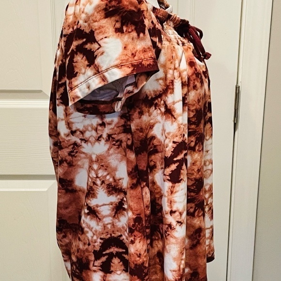 Sauci peasant style top, beautiful color, size large. On off shoulder. Size L - Picture 4 of 6